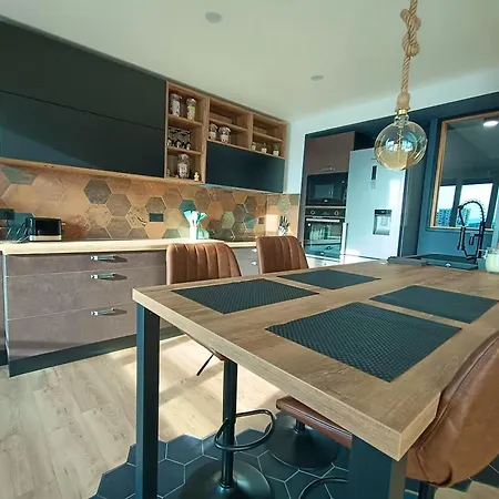 Cosy A Priest 78m² Proche Tramway Apartment